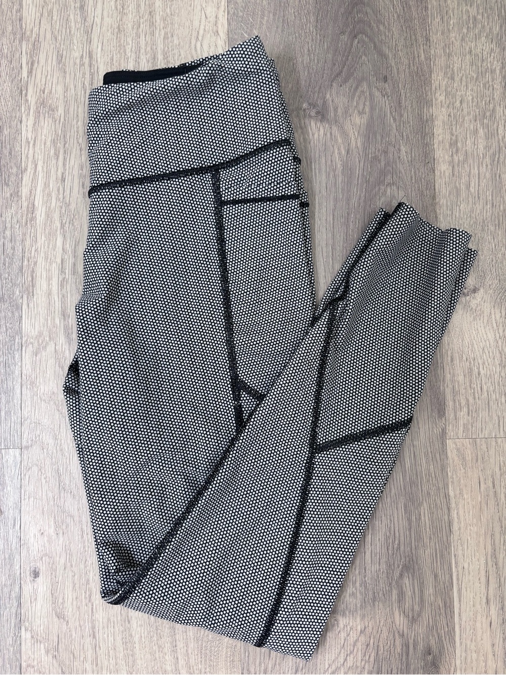 Victoria’s Secret Total Knockout Black & White Polkadot Leggings Small Short